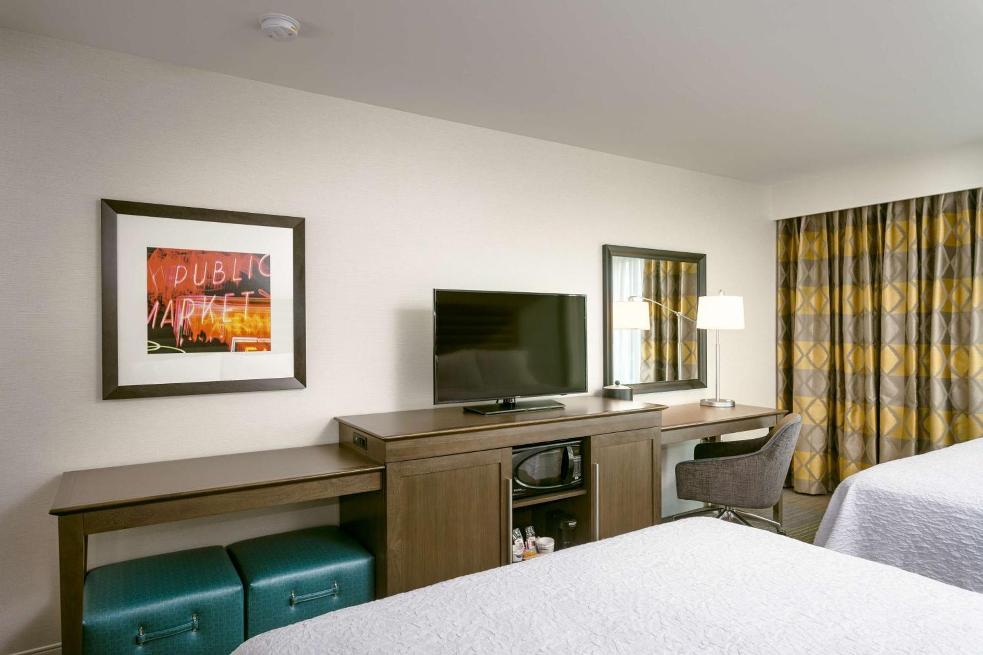Hampton Inn & Suites By Hilton Seattle/Northgate Exterior photo
